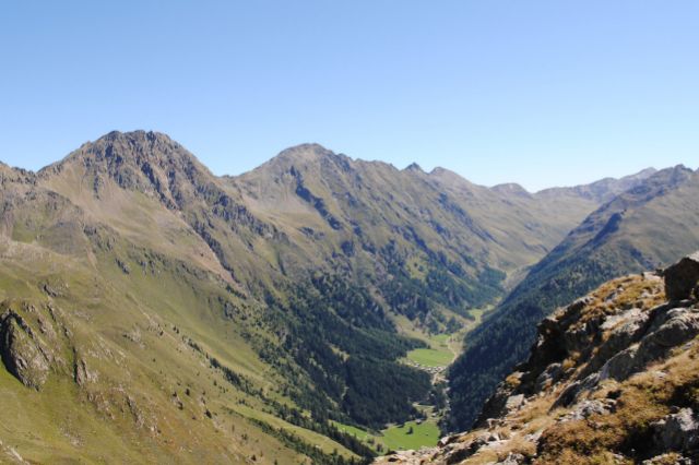 Der Kafte Tenigl - Blick auf die Rote Spitze mit ihren Schatzwänden In der Mitte das kleine Dorf die Oberstaller Alm. | © Ossi Fürhapter