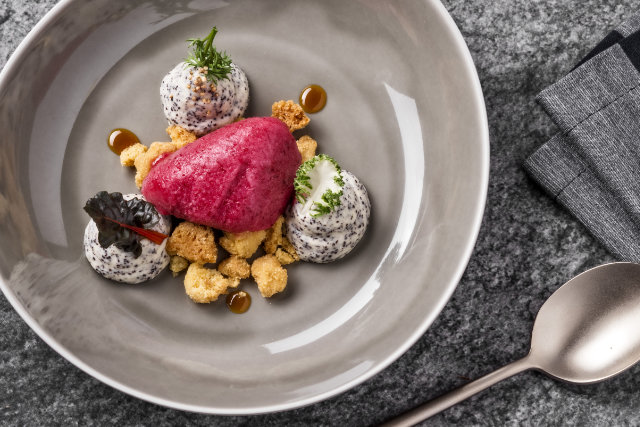 Gourmetgericht - Preiselbeer Mohn Muerbteigknusper - Gut ESSEN im Gannerhof | © Matteo Marioli Fotografia